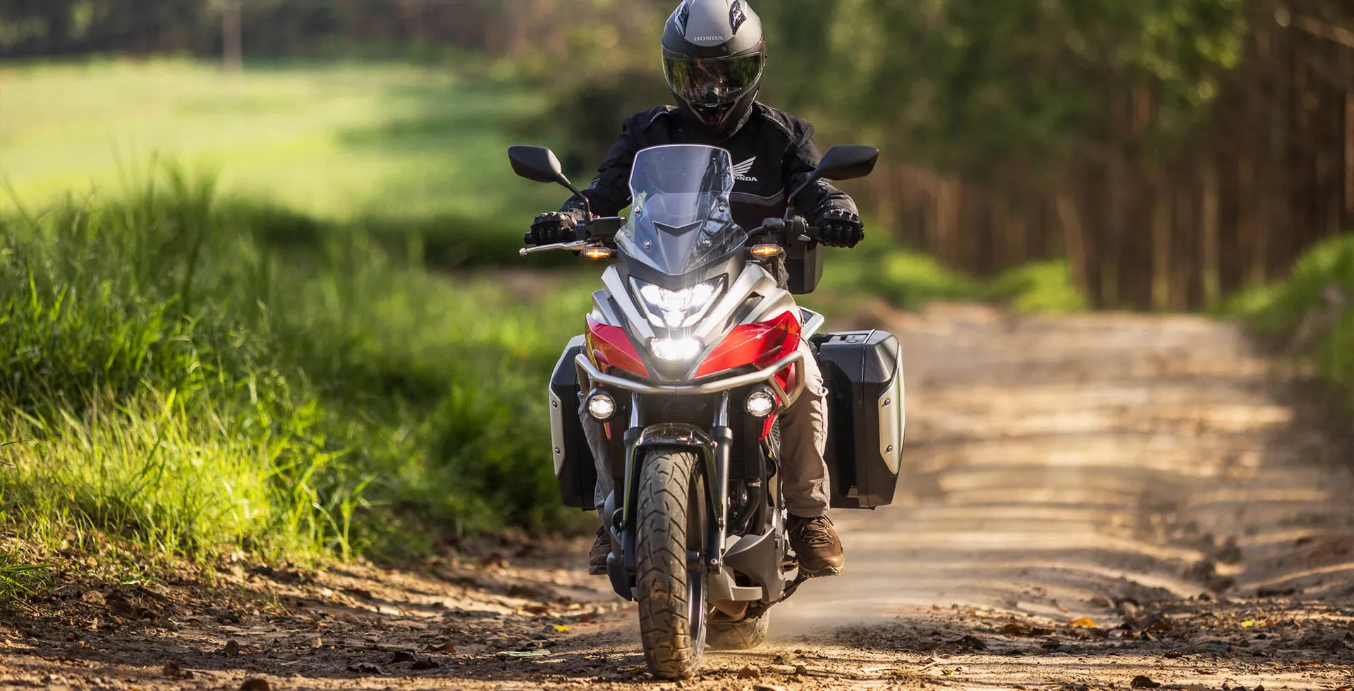 motociclista-em-terreno-irregular-com-moto-honda-nc-750x-vermelho