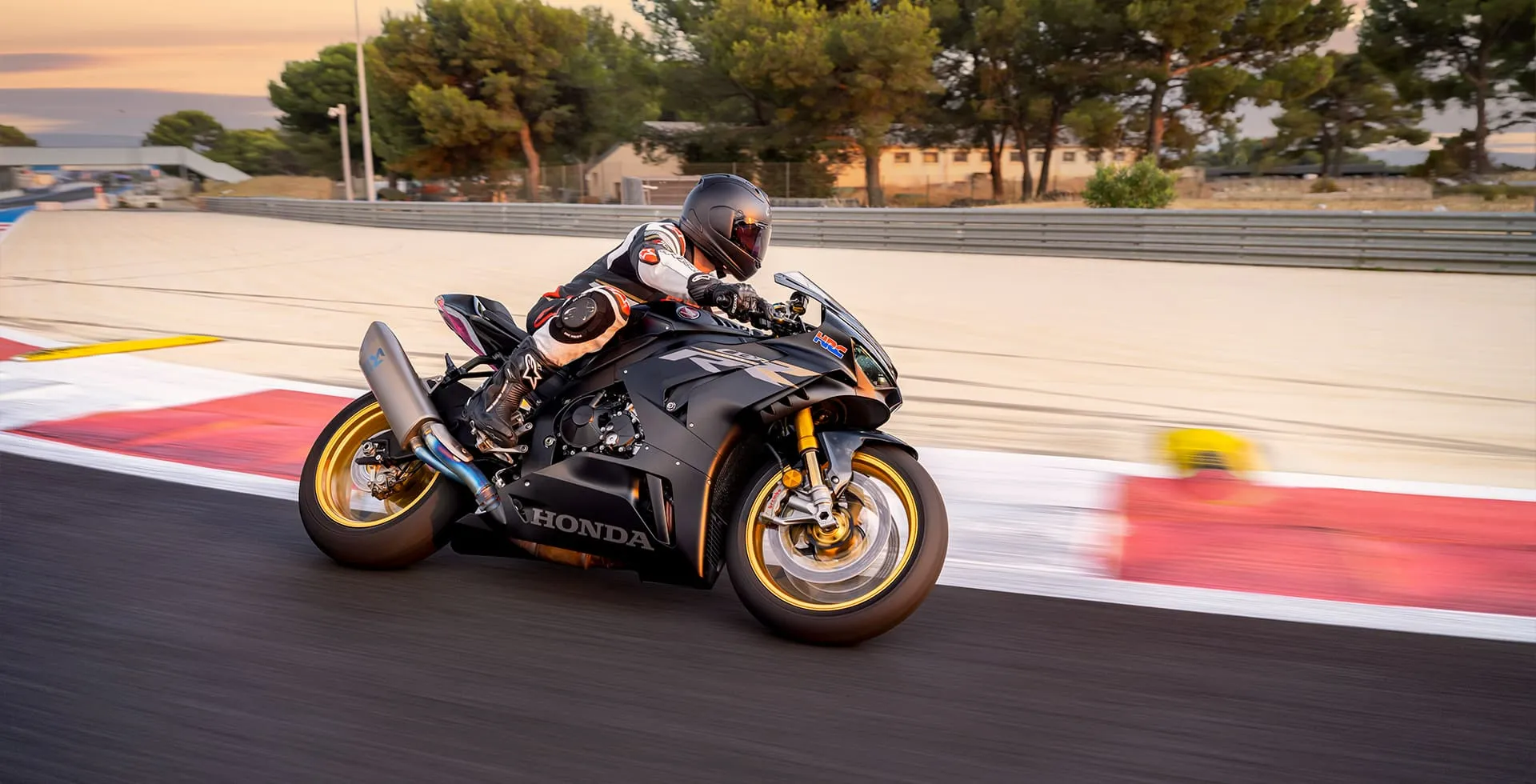 moto-honda-cbr-1000rr-r-fireblade-sp-mat-pearl-morion-black-em-corrida-e-em-curva