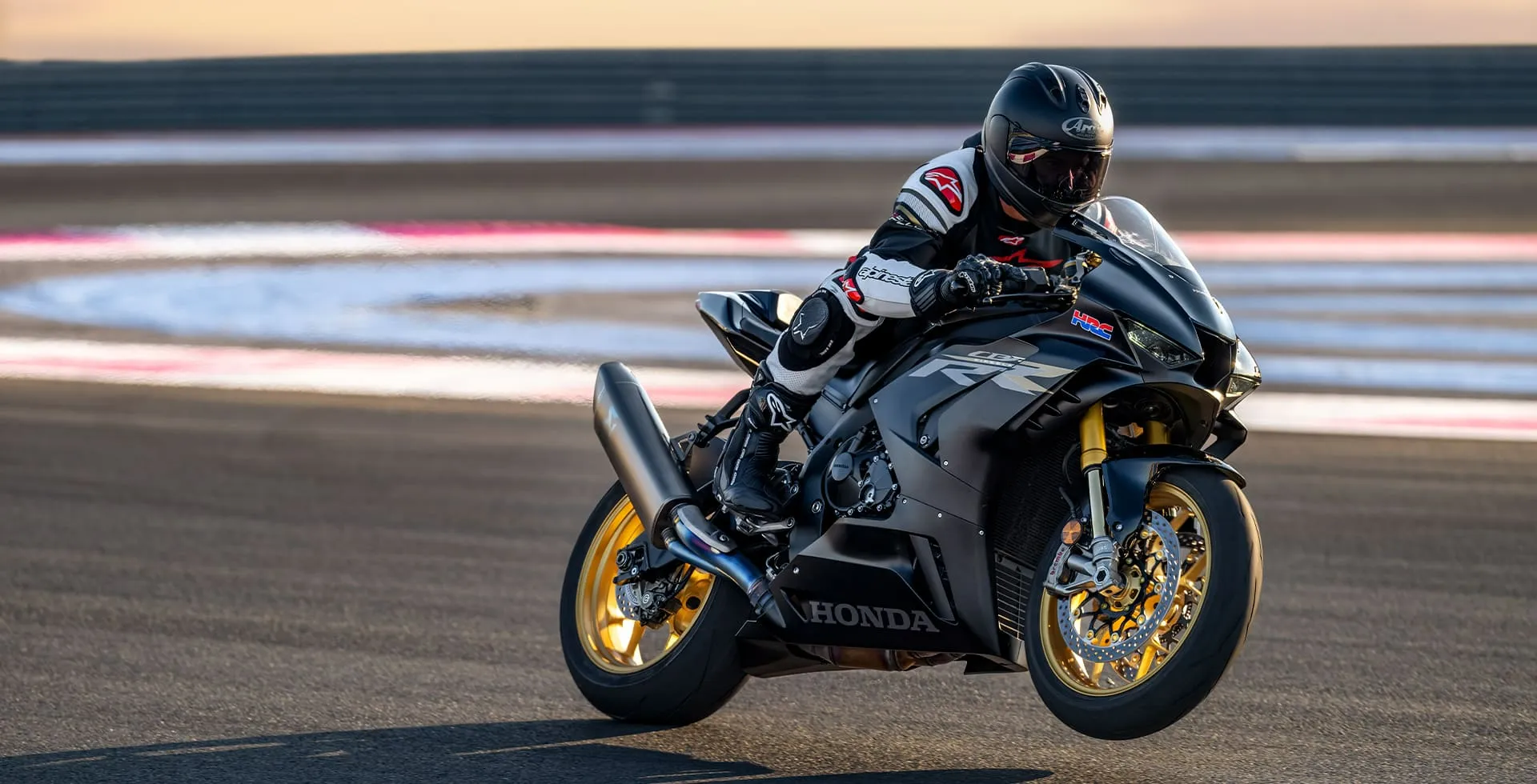 moto-honda-cbr-1000rr-r-fireblade-sp-mat-pearl-morion-black-em-curva