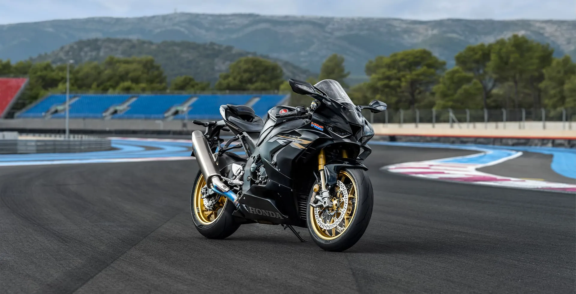 moto-honda-cbr-1000rr-r-fireblade-sp-mat-pearl-morion-black-em-pose-ambientada-na-pista